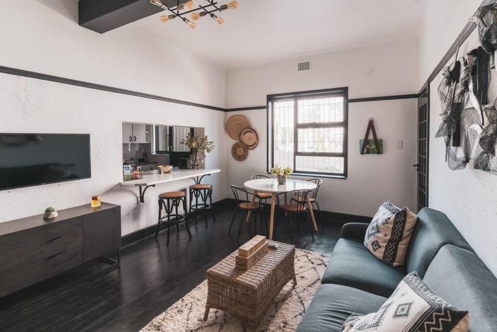 Cozy One-Bedroom In The Heart Of Sea Point Cape Town Exterior photo
