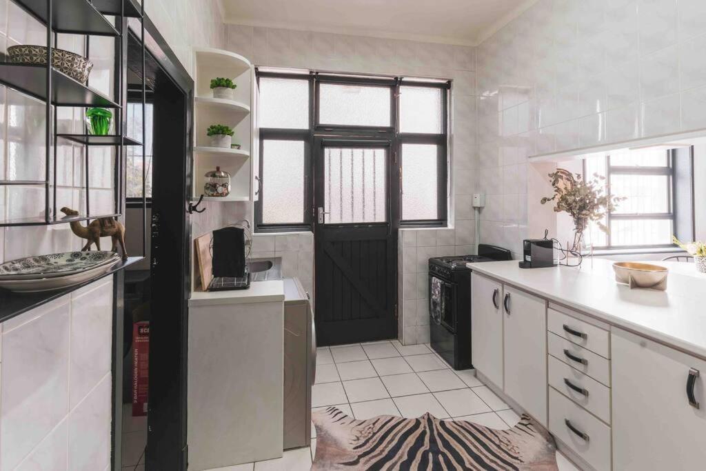 Cozy One-Bedroom In The Heart Of Sea Point Cape Town Exterior photo